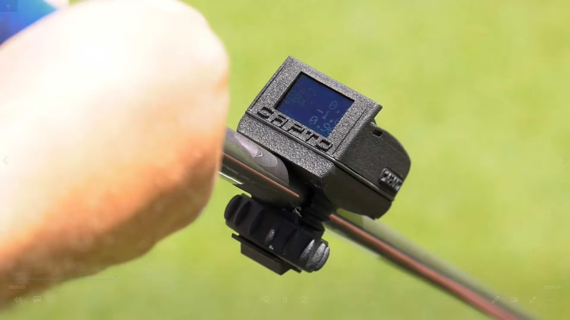 Capto Gen 2 device mounted to putter shaft with screen read out for the player to get real live feedback